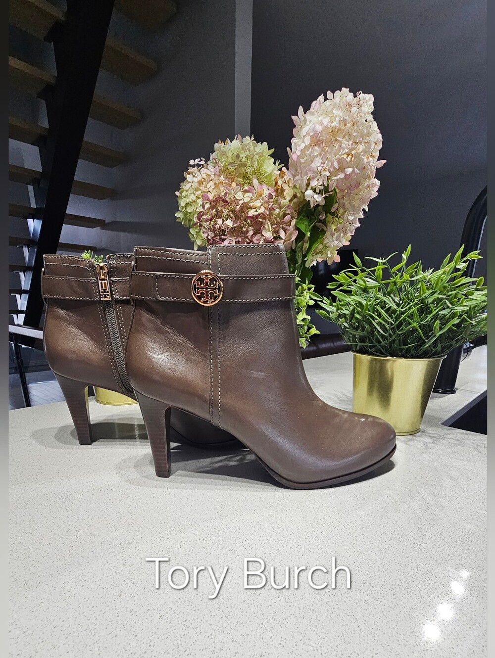 TORY BURCH Sublime Bottines En cuir de couleur Taupe avec Logo doré